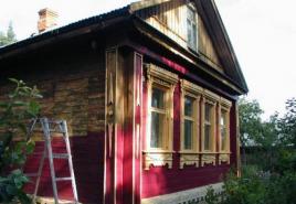 Egy régi faház külső festése